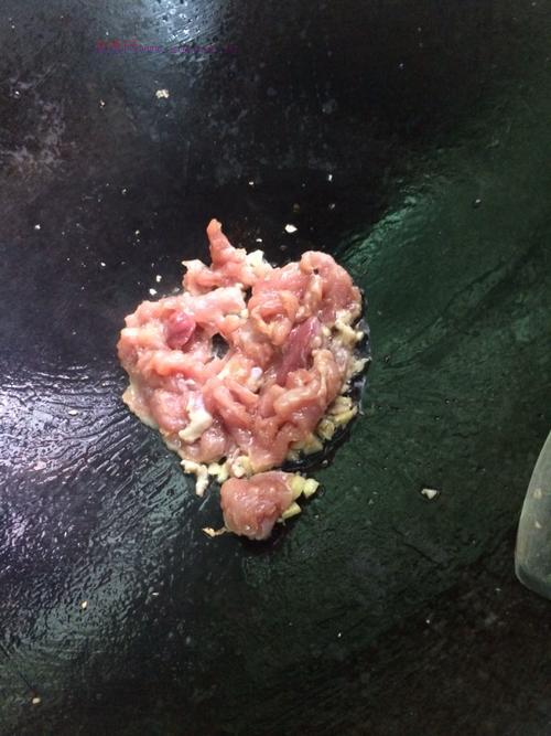 瘦肉炒鸡腿菇的做法