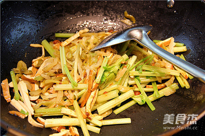 素心居静香喷喷香干芹菜榨菜丝的做法